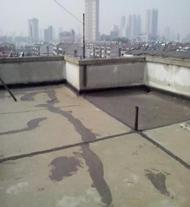 东兰漏水维修 楼顶漏水是什么原因，楼顶漏水维修方法是什么?